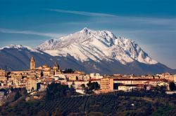 La città di Chieti in Abruzzo. Alle sue spalle l'inconfondibile sagoma del Gran Sasso.
