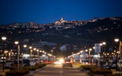 Chieti è una cittadina di 51.000 abitanti situata a 330 metri s.l.m. È detta "il terrazzo d'Abruzzo".
