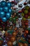 Chignahuapan, palle di Natale: i negozi che vendono palline per gli addobbi natalizi si susseguono lungo le strade del paese, considerato il maggior produttore di questo particolare articolo ...