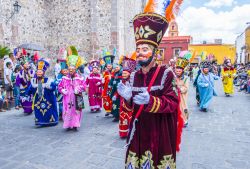 Chinelos durante il festival "Valle del Maìz" a San Miguel de Allende (Messico). I Chinelos sono ballerini della tradizione messicana popolare - © Kobby Dagan / Shutterstock.com ...