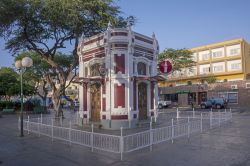 Un chioschetto bar sulla piazza di Mndelo, capoluogo dell'isola di Sao Vicente a Capo Verde - © Salvador Aznar / Shutterstock.com