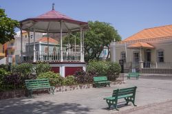 Il chiosco sulla Praça Amilcar Cabral di Mindelo, isola di Sao Vicente, Capo Verde - © Salvador Aznar / Shutterstock.com