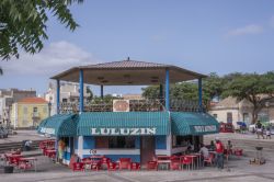 Il chiosco bar e ristorante sulla Praça da Estrela a Mindelo, capoluogo di Sao Vicente a Capo Verde - © Salvador Aznar / Shutterstock.com