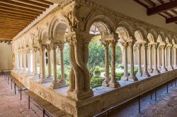 Chiostro della cattedrale di Aix-en-Provence, Francia - La splendida decorazione che orna il porticato del claustrum romanico di San Salvatore: assieme alla residenza degli arcivescovi, il chiostro ...