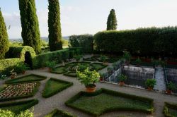 Il chiostro della Certosa di Pontignano, presso Ponte a Bozzone, nel comune di Castelnuovo Berardenga (Siena) - © pugajl / Shutterstock.com