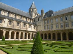 Chiostro dell'Abbazia degli Uomini a Caen, Francia. Edificata sotto il regno di Guglielmo il Conquistatore nel 1066, fu ricostruita nel XVIII° secolo. E' il simbolo della città ...