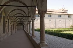 Uno dei tre chiostri del complesso abbaziale di Polirone San Benedetto Po - © Claudio Giovanni Colombo / Shutterstock.com