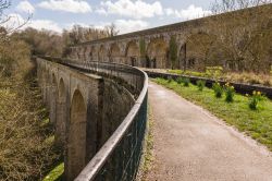 Il Chirk Aqueduct è un acquedotto navigabile che trasporta le acque del Shropshire Union canal (Llangollen Canal) nei pressi della cittadina di Chirk (Galles). In questo tratto si può ...