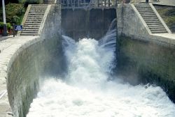 Le chiuse del Canal du Midi a Beziers, Francia. Il canale è caratterizzato da 103 chiuse che servono a superare un dislivello totale di 190 metri - © 161800409 / Shutterstock.com ...