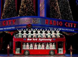 Sul palco del Radio City Music Hall di New York City, durante le feste natalizie si ripete ogni anno lo show "Christmas Spectacular Starring the Radio City Rockettes"  - © ...