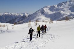 Ciaspolata nel Verbano-Cusio-Ossola tra i monti che circondano Bognanco in Piemonte