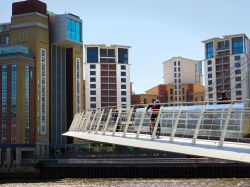 Ciclisti attraversano il  Millenium Bridge a Newcastle upon Tyne, Inghilterra. Sullo sfondo l'area del Quayside. - © Duncan Andison / Shutterstock.com