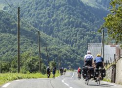 Ciclisti e escursionisti lungo il Colle di Tourmalet a Bagneres-de-Bigorre (Francia) in estate - © Radu Razvan / Shutterstock.com