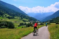 Ciclisti in val di Pejo, Trentino Alto Adige. Uno dei percorsi ciclabili che si possono affrontare lungo il territorio della valle di Pejo.



