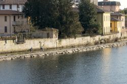 Ciclisti sulla riva del fiume Adda a Vaprio d'Adda in Lombardia