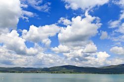Cielo blu e nuvole a Castiglione del Lago, Umbria - Un bel paesaggio sopra il Lago Trasimeno, il più esteso dell'Italia centrale e quarto fra quelli italiani dopo il lago di Como ...