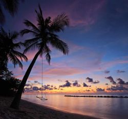 Un cielo fantastico al tramonto visto dalla spiaggia di un'isola dell'atollo di Lhaviyani, isole Maldive, Oceano Indiano - foto © Shutterstock.com