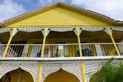 Cienfuegos, Cuba: gente che chiacchiera sul balcone di un edificio coloniale di legno nella città caraibica - © Stefano Ember / Shutterstock.com