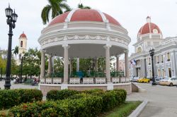 La "glorieta" di Parque Martì, la piazza principale di Cienfuegos, Cuba. Sull sfondo anche il Palacio de Gobierno e il campanile della Cattedrale - © Stefano Ember ...