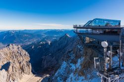 Cima del picco Zugspitze a Garmisch-Partenkirchen, Baviera. Si tratta della più alta montagna della Germania con i suoi 2962 metri sul livello del mare. Da qui si può ammirare ...