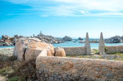 Cimitero a Cala Acciarino sull'isola di Lavezzi, Corsica. E' affacciato direttamente sulle acque del Mar Tirreno.
