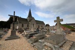 Un cimitero nella cittadina di Fécamp, località balneare della Costa d'Alabastro, in Francia.
