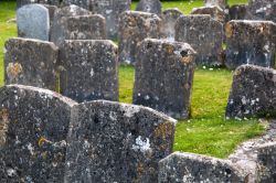 Cimitero della chiesa di Santa Maria a Bibury, Inghilterra - Alcune lapidi del cimitero della St.Mary Church di Bibury, costruita nell'XIII° secolo, in epoca sassone, e poi successivamente ...