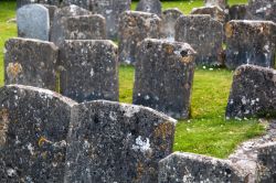 Cimitero della chiesa di Santa Maria a Bibury, Inghilterra - Alcune lapidi del cimitero della St.Mary Church di Bibury, costruita nell'XIII° secolo, in epoca sassone, e poi successivamente ...