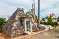 La Necròpolis Cristòbal Colòn, il principale cimitero dell'Avana, fu fondato nel 1876 e si trova nel quartiere del Vedado - © Tony Zelenoff / Shutterstock.com