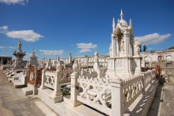 Alcune tombe nel cimitero di Cienfuegos (Cuba). In città si trovano due cimiteri, entrambi molto interessanti per le loro sculture.