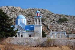 Cimitero di Emborio, isola di Chalki (Grecia): la pittoresca chiesa con le cupole azzurre.
