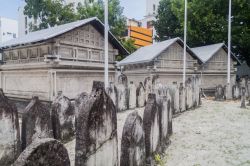 Il cimitero della Old Friday Mosque (Hukuru Miskiiy), la più antica moschea di Male, Maldive - foto © Matyas Rehak / Shutterstock.com
