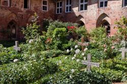 Antico cimitero nella corte di un palazzo storico a Luneburg