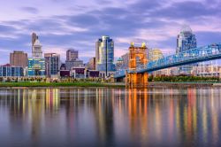 Cincinnati, Ohio, USA: skyline del centro e ponte sul fiume al crepuscolo. La città sorge nella parte sud occidentale dello stato in un'area urbana di discrete dimensioni.



 ...