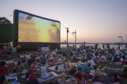 Cinema Riverside Park West a Manhattan, New York, Stati Uniti. Gli spettacoli cinematografici allestiti in estate sull'Hudson, il fiume che si snoda quasi principalmente per il suo corso ...