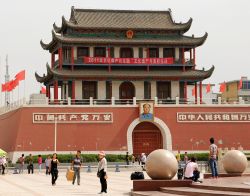 Cinesi e turisti in South Gate Square nel centro di Yinchuan, Cina - © Katoosha / Shutterstock.com