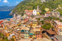 Cinque Terre, Liguria: il panorama del borgo di Vernazza.