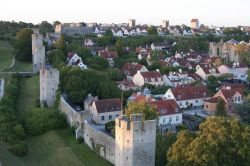 Visby è considerata una delle città fortificate più belle d'Europa. Sia le mura che il borgo sono perfettamente conservati e attirano ogni anno migliaia di turisti - © ...