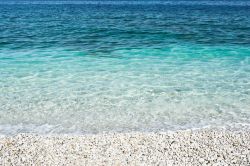 I ciottoli bianchi della spiaggia di Padulella, ...