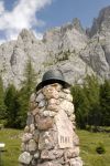 Cippo commemorativo alle sorgenti del Piave a Sappada, Veneto - Monumento in ricordo dei caduti costruito a Sappada che si estende in direzione est-ovest lungo la tratta attraversata dal fiume ...