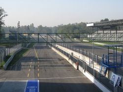 Il Circuito di Monza: l'uscita dalla cura parabolica e il rettilineo finale dell'Autodromo Nazionale, uno dei vanti della Lombardia - © Sitomon - Flickr - CC BY-SA 2.0 - ...