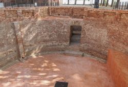 Una cisterna per l'acqua all'interno del complesso architettonico del castello di Rivoli in Piemonte, uno dei Patrimoni dell'Umanità dell'UNESCO - © Claudio Divizia ...