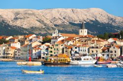 Vista panoramica della città di Baska, popolare destinazione turistica sull'isola di Krk (Veglia) in Croazia.