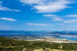Veduta panoramica della città di Chalkida nell'isola di Eubea, Grecia - Situata nella seconda isola greca per estensione dopo Creta, questa bella cittadina è stata capoluogo ...