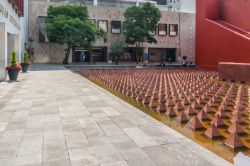 L'ingresso del Museo della Memoria e della Tolleranza (Museo de Memoria y Tolerancia) in Plaza Juárez a Città del Messico. Il museo ha aperto ibattenti nel 2010 ed è ...