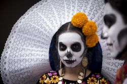 Città del Messico: per la sfilata del Día de Muertos migliaia di truccatori dipingono i volti dei partecipanti.
