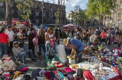Città del Messico: venditori ambulanti sul marciapiede a lato della Catedral Metropolitana che si affaccia su Plaza de la Constitución, meglio conosciuta come lo Zócalo - ...