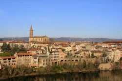 Vista della sponda setentrionale del fiume Tarn che attraversa la città di Albi (Occitanie).