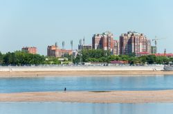 La città di Blagoveshchensk (Russia) vista da Heihe in Cina. La cittadina cinese si trova al confine con la Russia da cui è separata dal fiume Amur - © beibaoke / Shutterstock.com ...