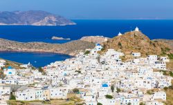 La città di Chora a Ios, Grecia. Capoluogo dell'isola, oltre che unica città, Chora si presenta con abitazioni bianche, chiese dalla cupola blu e mulini a vento. Durante il ...